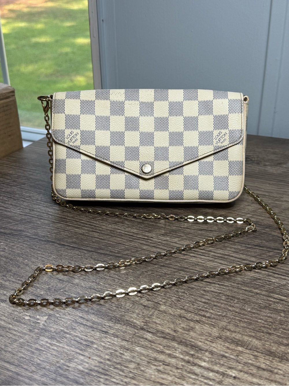 Louis Vuitton Pochette Félicie crafted in the signature white and blue/gray